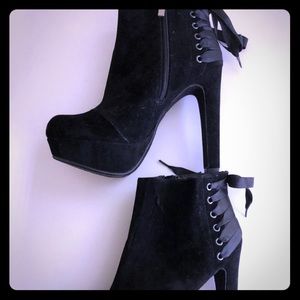 🎀🎀 Size 8 Boots with bows ribbons 🎀 🎀